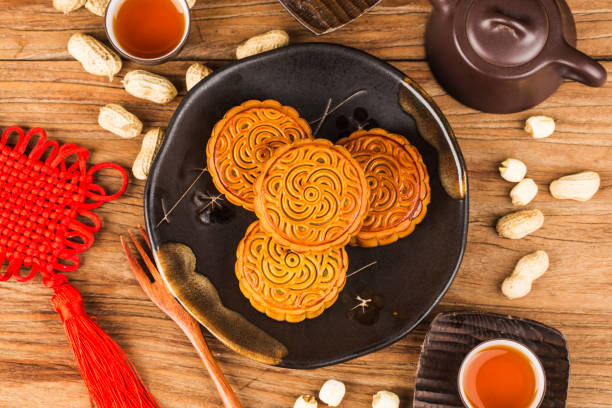 mooncake, cibo cinese per festival di metà autunno. - chinese tea teapot isolated tea foto e immagini stock