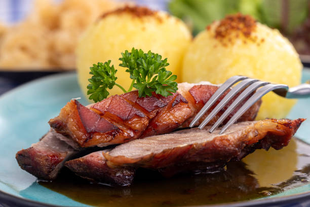 bayerisches schweinebraten - kartoffelknödel essen stock-fotos und bilder