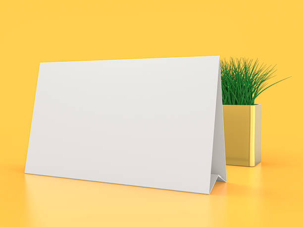 tienda de mesa de papel en blanco. mockup sobre fondo amarillo. ilustración 3d. - restaurant sign sign language food fotografías e imágenes de stock