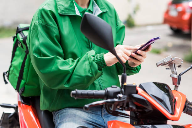 istock deliveryman check cutomer location on smartphone 1264861817