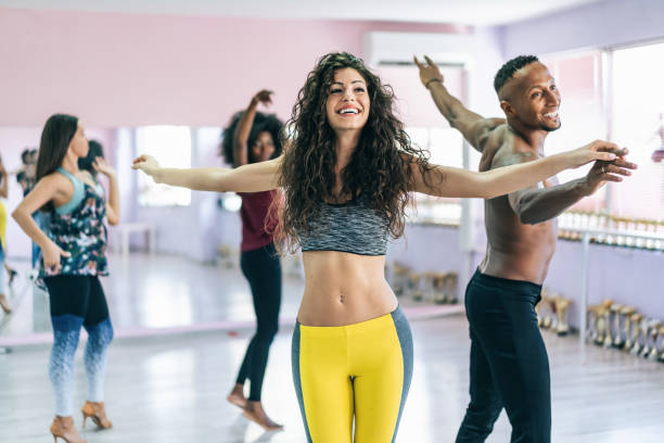 pareja de bailarines practicando en estudio, cogidos de la mano - samba dancing fotografías e imágenes de stock