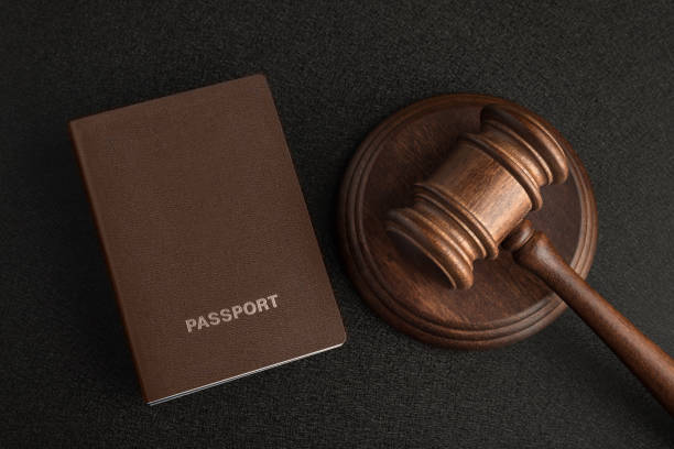 회색 검은 색 배경에 여권과 판사 망치. 법적 이민. 시민권 취득 - ohtani 뉴스 사진 이미지