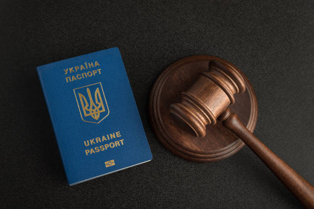 우크라이나어 여권과 판사는 회색 검은 색 배경에 망치. 법적 이민. 시민권을 획득하십시오. - ohtani 뉴스 사진 이미지