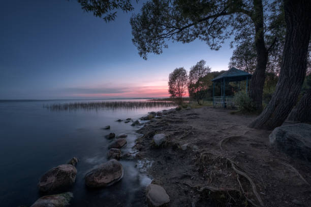 una cálida noche de agosto termina en el lago plescheevo en pereslavl - plescheevo fotografías e imágenes de stock