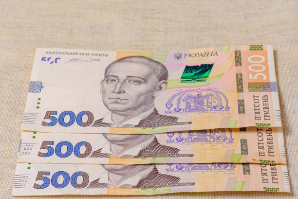 pięćset ukraińskich banknotów hrywnych w czarnej torebce. - ukraine hryvnia currency paper currency zdjęcia i obrazy z banku zdjęć