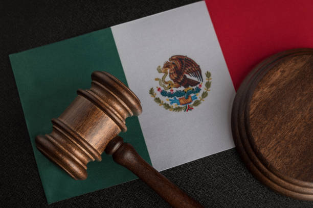 richter oder auktion gavel auf flagge von mexiko. mexikanische gesetzgebung. verletzung der menschenrechte in mexiko - klöppel stock-fotos und bilder
