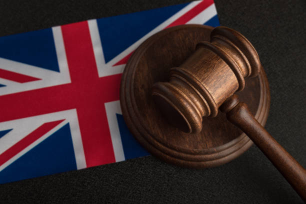 ガヴェル判事とイギリスの旗。英国の法と正義。英国における権利と自由の侵害 - freedoms ストックフォトと画像