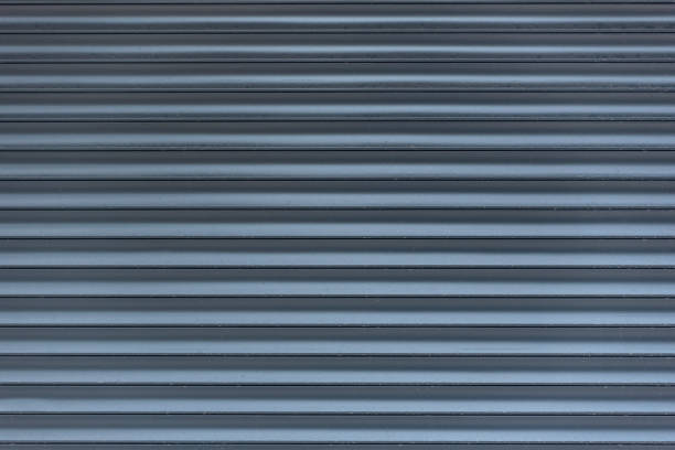 tende metalliche. sfondo astratto grigio in linea. luce e ombra. superficie strutturata - corrugated steel foto e immagini stock