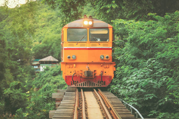 タイ・カンチャナブリのクワイ川に架かる橋の上の列車 - kanchanaburi province train thailand diesel ストックフォトと画像