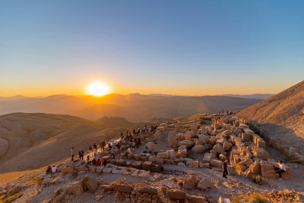 malgré les restrictions dues à covide 19, les gens viennent sur le site de visite sur le mont nemrut. - nemrud dagh mountain turkey history photos et images de collection