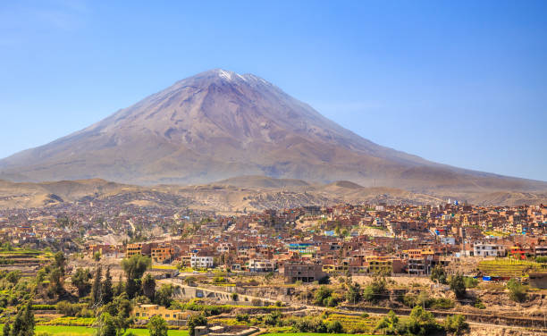 volcan dormant misti au-dessus des rues et des maisons de la ville péruvienne d’arequipa, pérou - dormant volcano photos et images de collection