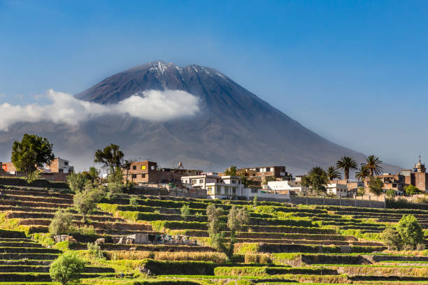 volcan misti dormant au-dessus des champs et des maisons de la ville péruvienne d’arequipa, pérou - dormant volcano photos et images de collection