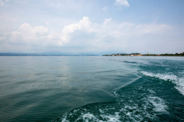 isla en el lago garda, italia, vista en barco - nautical vessel motorboating motorboat fun fotografías e imágenes de stock