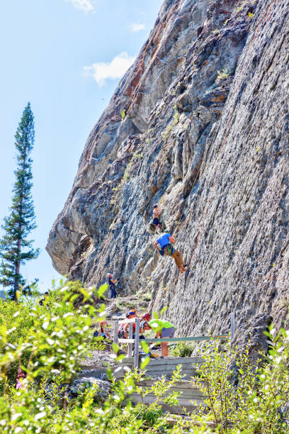 캐나다 앨버타 주 캔모어의 카나나키스 컨트리의 암벽 등반 - canmore extreme sports rock rock climbing 뉴스 사진 이미지
