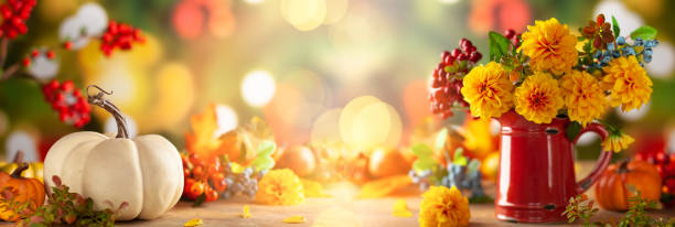 テーブルの上にヴィンテージの赤い水差しとカボチャで美しい黄色のダリアと秋の花の静物画。 - autumn pumpkin flower food ストックフォトと画像