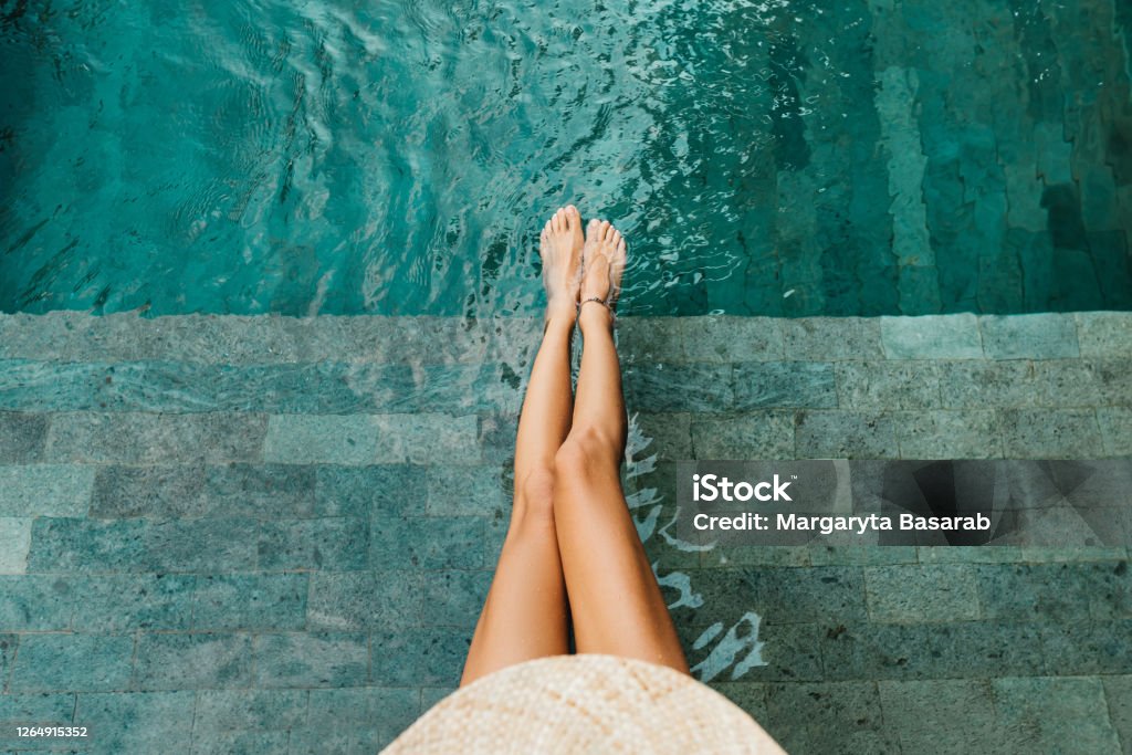 Close-up van mooie vrouwelijke benen in water van een pool - Royalty-free Zwembad Stockfoto