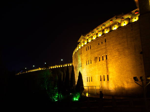 mura della città antica di luoyang di notte. porta lijing nel centro della città di luoyang ed è una delle quattro grandi capitali antiche della cina.luoyang city, provincia di henan, cina, 14 ottobre 2018. - chinese wall foto e immagini stock