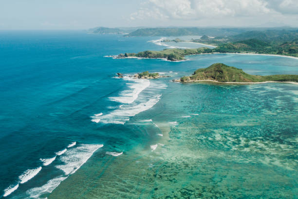 widok z lotu ptaka na wybrzeże wyspy lombok. zatoka tanjung aan. niesamowity krajobraz z falami oceanicznymi, czystą wodą i rafą koralową. - kuta beach zdjęcia i obrazy z banku zdjęć