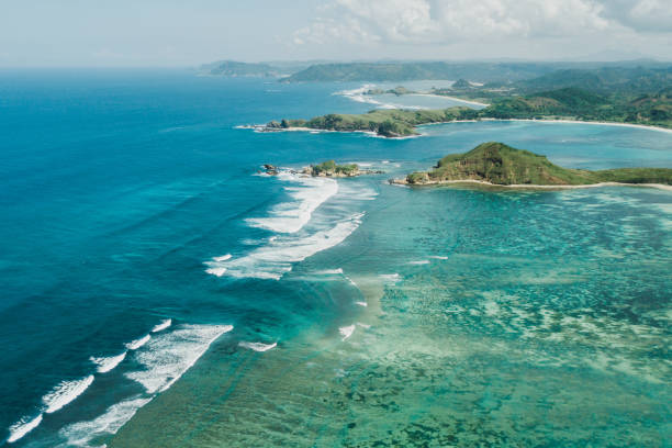 vista aérea de drones da costa da ilha de lombok. baía tanjung aan. paisagem incrível com ondas oceânicas, águas claras e recifes de corais. - kuta beach - fotografias e filmes do acervo