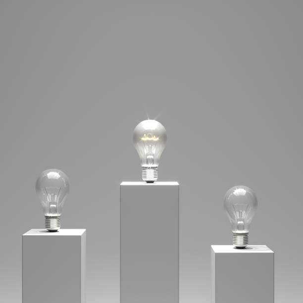 電球が灰色の背景に立つ電球の間に立って点灯電球。3d レンダリング 最小のアイデアの概念。 - light bulb business wisdom abstract ストックフォトと画像