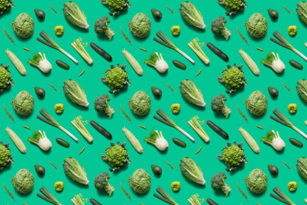 緑の背景に緑の野菜とフラットレイパターン。健康的な食べ物の概念。 - zucchini vegetable freshness green ストックフォトと画像