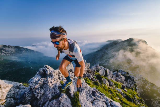 นักกีฬามาราธอนพิเศษบนภูเขาระหว่างการออกกําลังกาย - cross country running ภาพสต็อก ภาพถ่ายและรูปภาพปลอดค่าลิขสิทธิ์