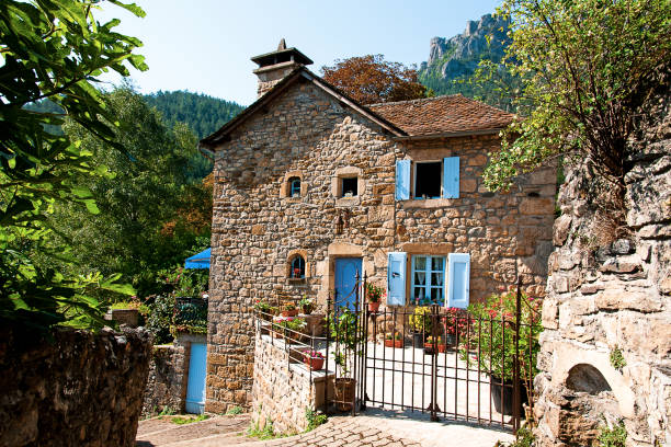 antigua casa de piedra en un pueblo francés - ardeche fotografías e imágenes de stock