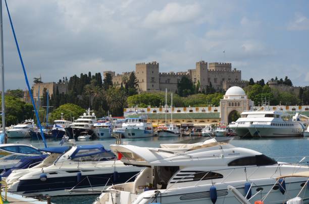 pałac wielkiego mistrza widziany z portu, rodos - ship fort castle stone wall zdjęcia i obrazy z banku zdjęć
