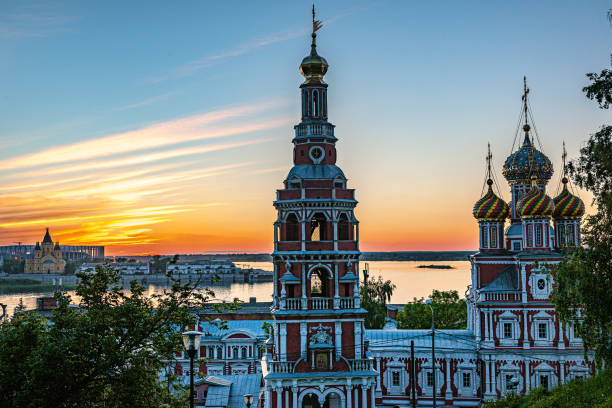 tramonto in città, cattedrale di nevskij, nizhny novgorod. russia. - russian culture foto e immagini stock
