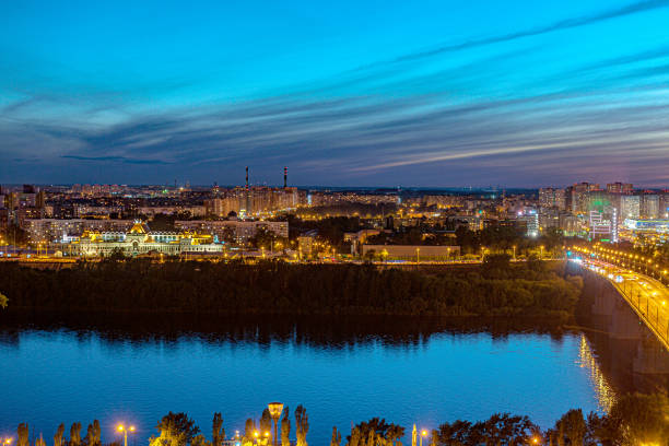 tramonto in città, cattedrale di nevskij, nizhny novgorod. russia. - russian culture foto e immagini stock