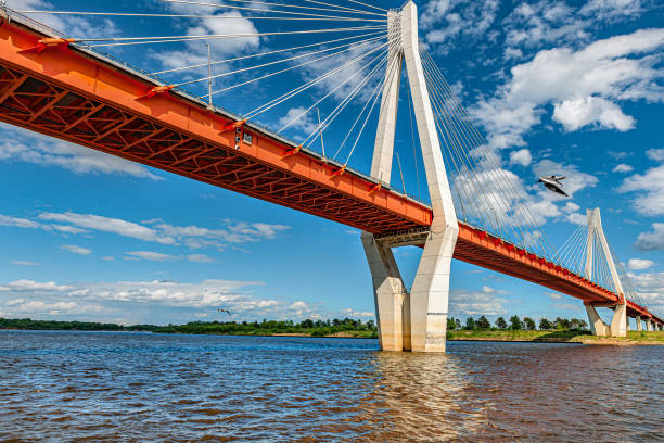 paisagem com vista para a ponte de cabos no rio oka, murom, ryazan, rússia - oka river - fotografias e filmes do acervo