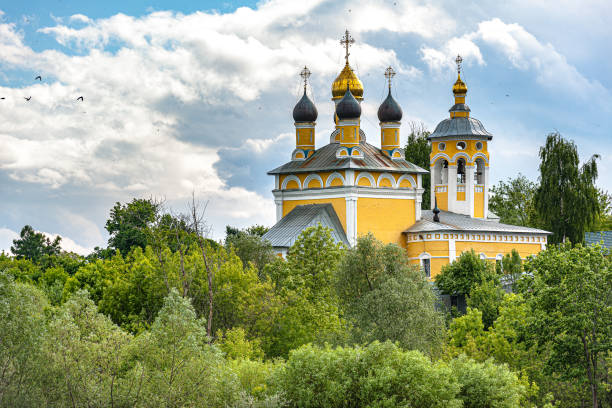 iglesia ortodoxa junto al río oka, ryazan, rusia - oka river fotografías e imágenes de stock