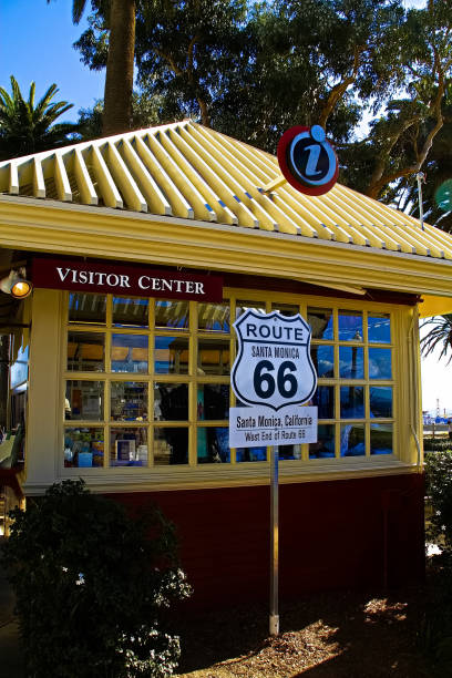 znak route 66 w centrum dla zwiedzających w pobliżu molo santa monica. - santa monica beach santa monica freeway santa monica california zdjęcia i obrazy z banku zdjęć