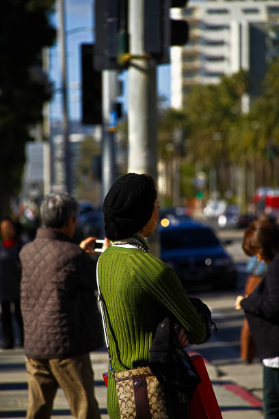 ludzie czekają na autobus na przystanku autobusowym. - santa monica beach santa monica freeway santa monica california zdjęcia i obrazy z banku zdjęć