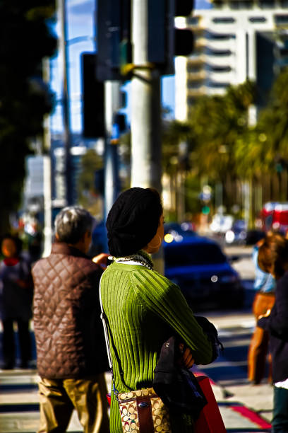 ludzie czekają na autobus na przystanku autobusowym. - santa monica beach santa monica freeway santa monica california zdjęcia i obrazy z banku zdjęć