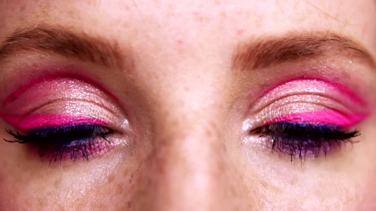 Descarga videos de stock de Maquillaje De Sombra De Ojos gratis en 4K y HD 64467 clips Descarga videos de stock de Maquillaje De Sombra De Ojos gratis en 4K y HD 64467 clips