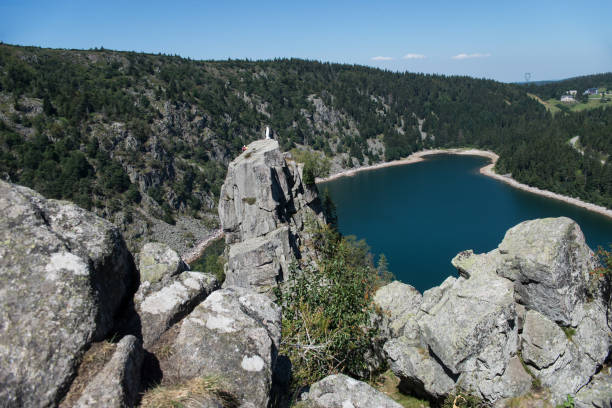 panorámica en el lago blanco en los vosgos montañas rocas blancas en primer plano - white lake fotografías e imágenes de stock