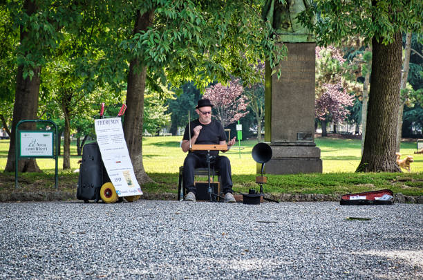 un musicien joue de la musique avec un theremin dans indro montanelli public gardens, public gardens indro montanelli - oscillator photos et images de collection