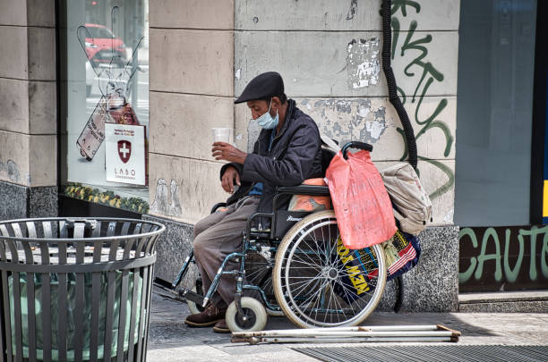 밀라노 의 거리에서 노숙자 - pauper 뉴스 사진 이미지