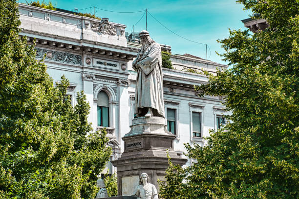 monumento leonardo en la piazza della scala, plaza scala frente a la scala, teatro alla scala, teatro scala es mundialmente famoso teatro de ópera en milán - milan italy stage theater opera house built structure fotografías e imágenes de stock