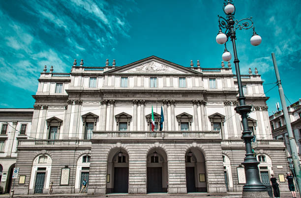 exterior de la scala, teatro alla scala, teatro scala es mundialmente famoso teatro de ópera en milán. está considerado como uno de los principales teatros de ópera y ballet del mundo - milan italy stage theater opera house built structure fotografías e imágenes de stock