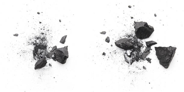 piezas de carbón negro roto aislado sobre fondo blanco - piedra roca fotografías e imágenes de stock