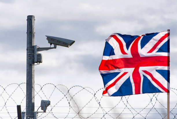 bandeira do reino unido com câmera de vigilância e arame farpado, imagem conceitual - border control - fotografias e filmes do acervo