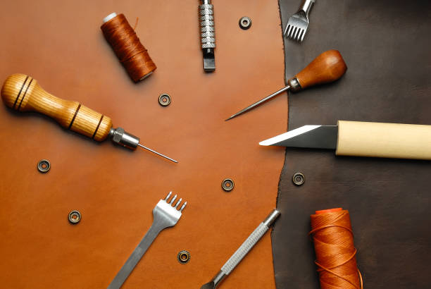 Cтоковое фото Кожа крафта DIY инструменты лежит на натуральной коричневой кожи.