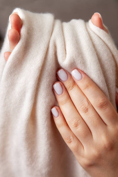 hände halten gestrickten stoff - cashmere texture stock-fotos und bilder