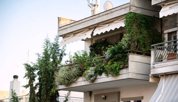 balcón con plantas y macetas. - florida house patio real estate fotografías e imágenes de stock