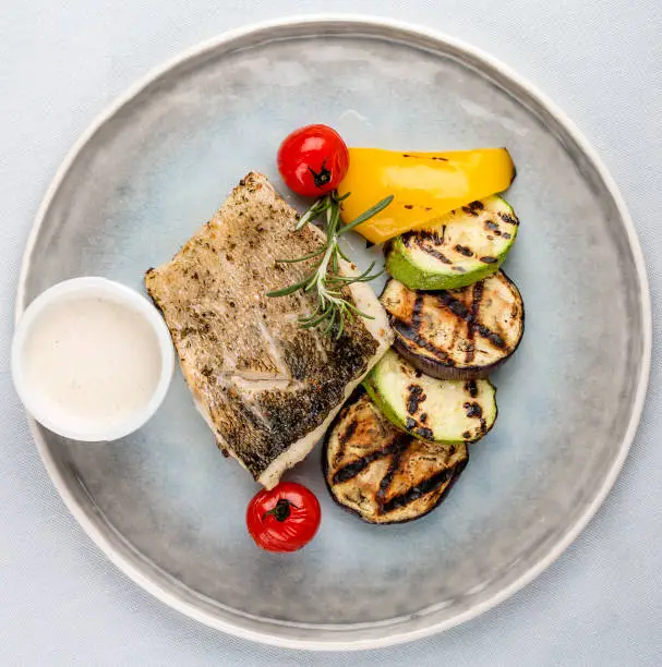 Pike perch fillet with grilled zucchini with white sauce