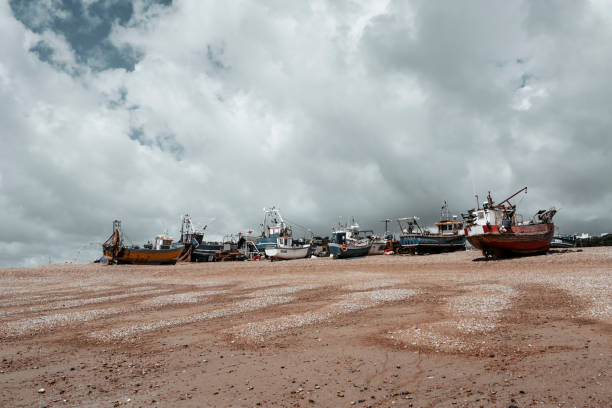 spiaggia di hastings - fishing boat trawler nautical vessel hastings england foto e immagini stock