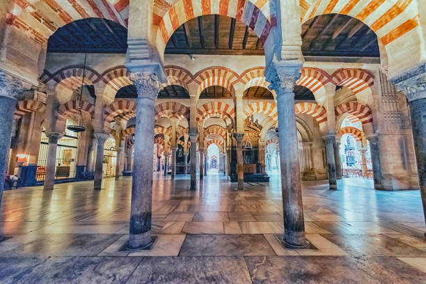 arquitectura en córdoba - la mezquita cathedral fotografías e imágenes de stock