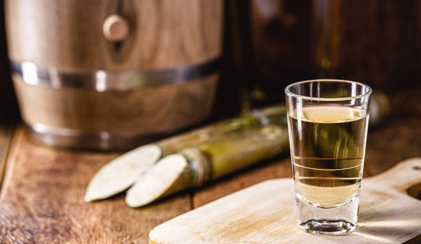 カチャサ、"ピンガ"、サトウキビまたは蒸留サトウキビとして知られているブラジルの飲み物。ブラジルで生産されたコニャックに与えられた名前。これは、世界的に知られているカイピリ� - whisky alcohol bottle hard liquor ストックフォトと画像